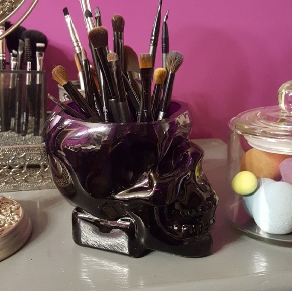 Skull Makeup Brush Holder - Picture 2 of 8